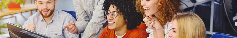 Team in ufficio a davanti al computer: TIM Business Fisso, connessione veloce e stabile con assistenza dedicata per aziende.